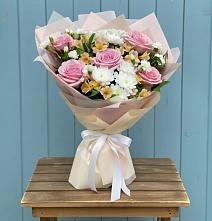 Букет цветов из:  Гвоздики, Орхидеи и Розы в Кобылках