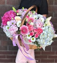 Композиция солнечный день в Кобылках Цветочная композиция из Розы, Хризантемы, Пионы и Лизиантусы в корзине в Кобылках