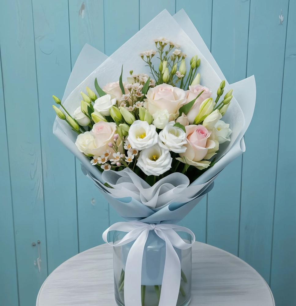 Букет цветов из: Розы и Лизиантусы в Кобылках