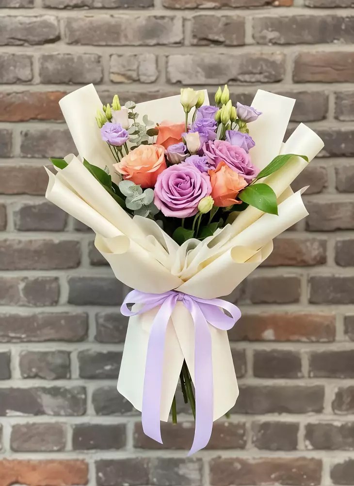 Букет цветов из: Лизиантусы и Розы в Кобылках