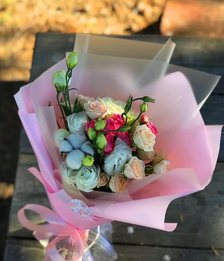 Букет цветов из: Розы и Лизиантусы в Кобылках