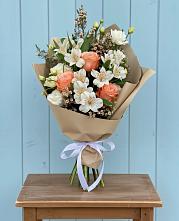 Букет цветов из:  Альстромерии, Лизиантусы, Розы и Хризантемы в Кобылках