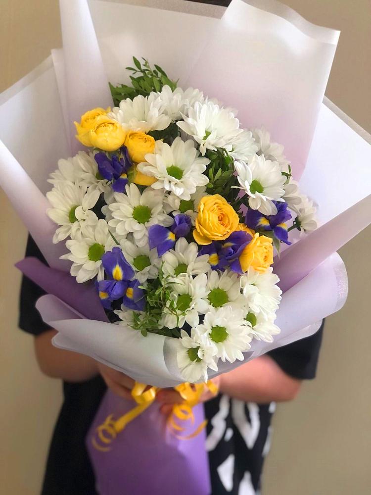 Букет цветов из: Ирисы, Хризантемы и Розы в Кобылках