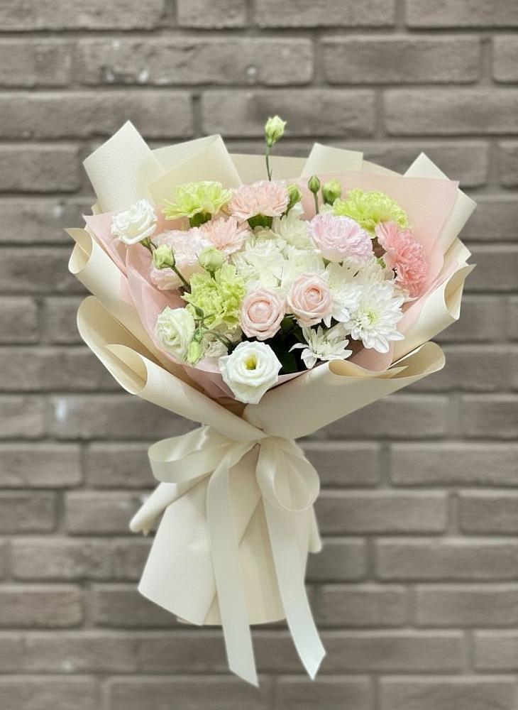 Букет цветов из: Гвоздики, Розы, Лизиантусы и Хризантемы в Кобылках