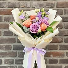 Букет цветов из:  Лизиантусы и Розы в Кобылках