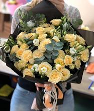 Букет птица счастья в Кобылках Букет цветов из: Розы и Лизиантусы в Кобылках