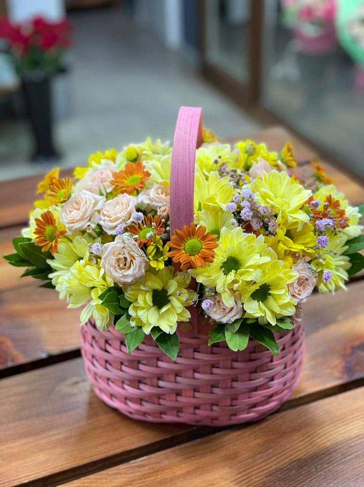 Цветочная композиция из Хризантемы и Розы в корзине в Кобылках