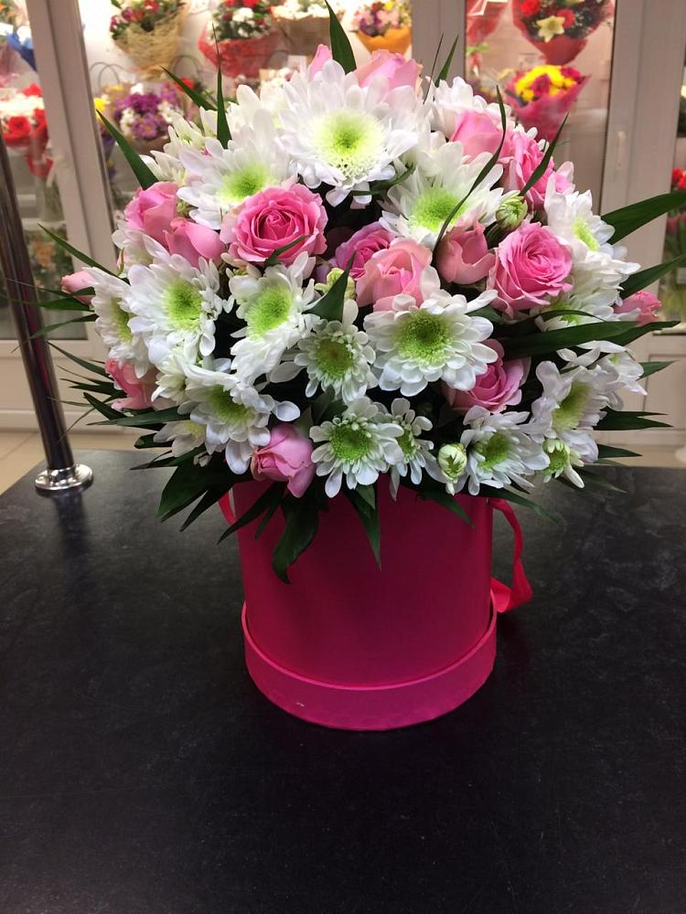 Цветочная композиция из Розы и Хризантемы в шляпной коробке в Кобылках