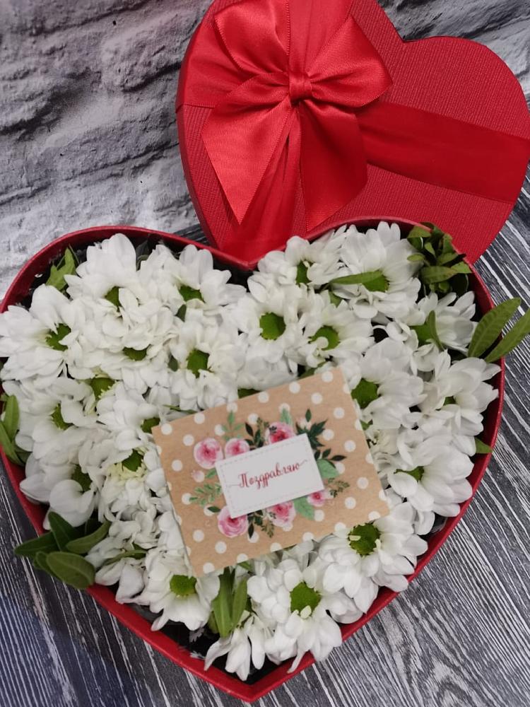 Цветочная композиция из Хризантемы в виде сердца в Кобылках