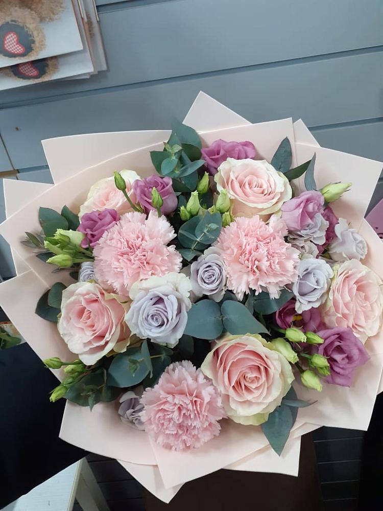 Букет цветов из: Розы, Гвоздики и Лизиантусы в Кобылках