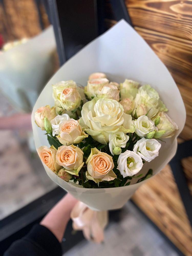 Букет цветов из: Розы и Лизиантусы в Кобылках