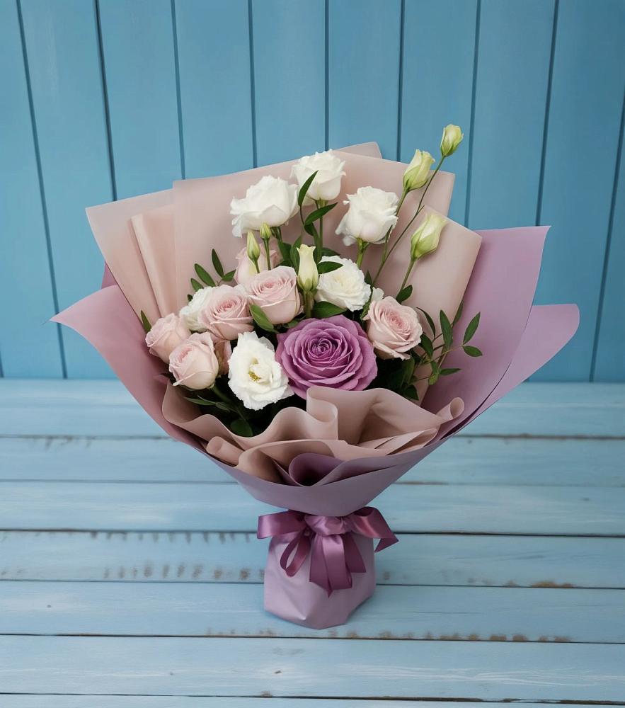 Букет цветов из: Розы и Лизиантусы в Кобылках